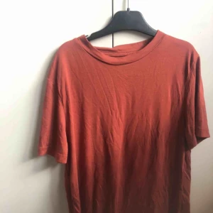  - Säljer en rostfärgad t-shirt från carlings. Den är i storlek S i en väldigt fin färg. Sparsamt använd i fint skick. Frakt tillkommer!💕