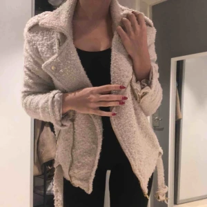  - Säljer min lurviga biker jacka! Super fin å mysig i höst! Den är varm och har en härlig cream färg. Enkel att matcha till alla outfits!