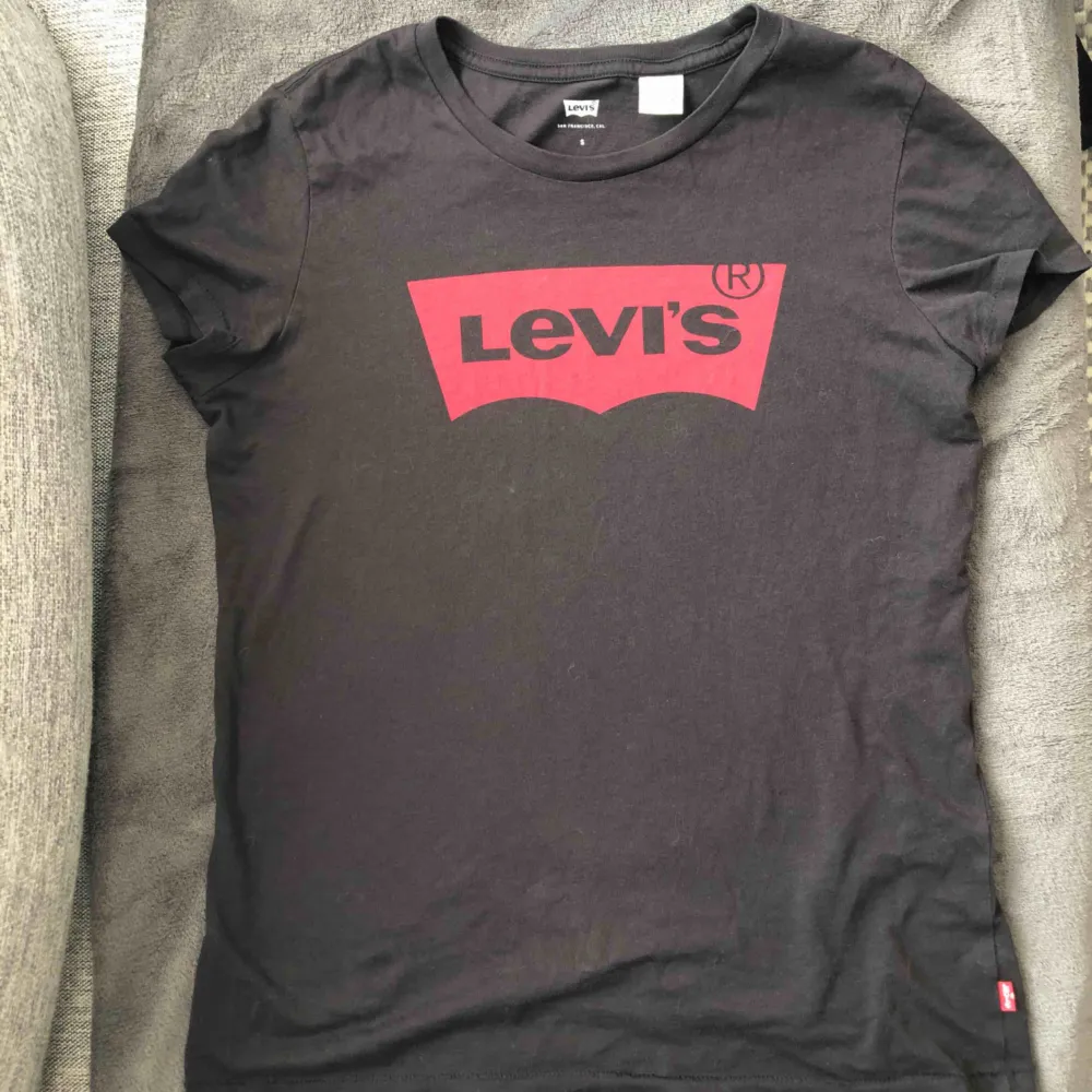 Knappt använd t-shirt från Levis. Använder inte längre. . T-shirts.
