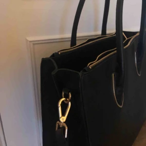  - Säljer en super fin handväska från h&m då jag ej använder den längre. Har haft väskan i ungefär 2 år men den är i fint skick. Väskan har några foundation fläckar på sig som kan ses på bild nummer 3. Möts upp i Örebro, annars står köparen för frakten;)