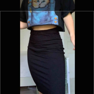  - Svart kjol, säljer för att den är för stor😔