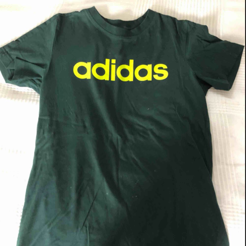 En lätt använd grön Adidas T-shirt. Köpte originellt för 250kr :). T-shirts.