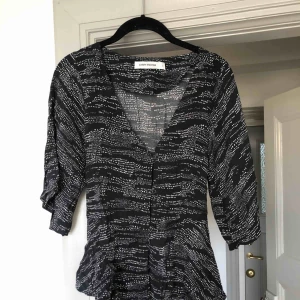  - Blus i viskos från Carin Wester. Aldrig använd. 