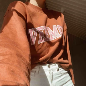  - Sparsamt använd collagetröja från gina med texten: VERMONT. Tröjan är gjord oversized, så den sitter stort och mysigt, precis som man vill ha den. Köparen står för frakten, som blir 63kr då jag skickar som spårbart paket. Hör av dig vid fler frågor :)