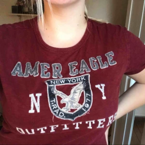  - American Eagle tröja. Typ mörkröd i verkligheten. Sitter superbekvämt på mig som är S/M! Typ aldrig använd, så superbra skick! Frakt ingår i priset!❤️