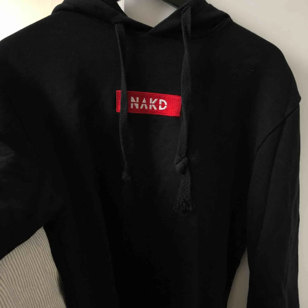 Snygg svart hoodie med röd text ”NA-KD” från NA-KD köpt förra året men bara använd några fåtal gånger! Jättefin röd färg och mycket bra kvalité:). Tröjor & Koftor.