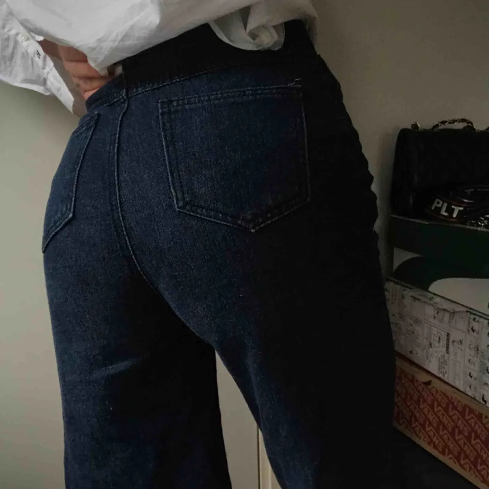 Jeans från plt, kommer med ett matchande bälte men man kan också ha sitt egna bälte för en annan look. . Jeans & Byxor.