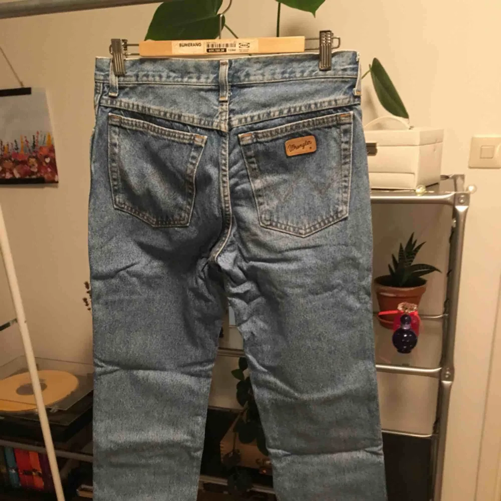 Ett par mom jeans/straight leg jeans från wrangler. Bra skick. Väldigt fina och vintage.. Jeans & Byxor.