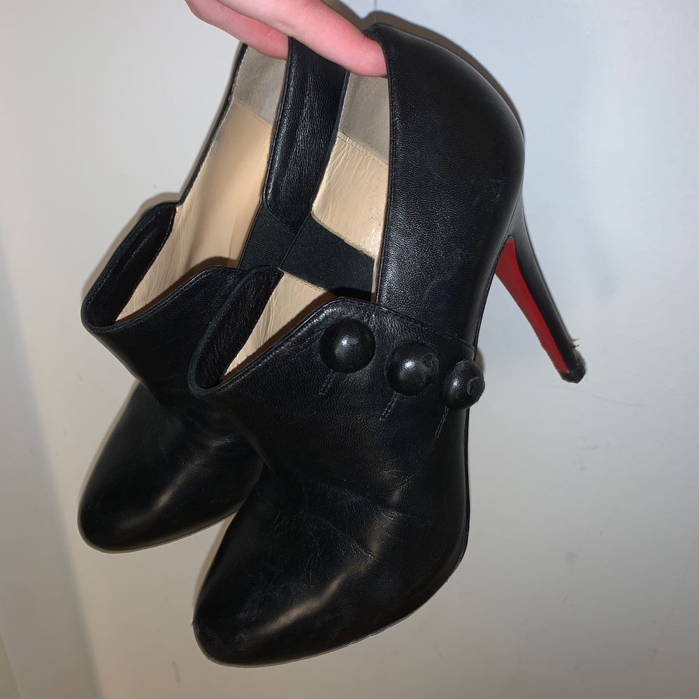 Klackar frĂ„n Christian Louboutinđ€ LĂ„gt pris pga att Ă€kthet inte kan garanteras, köpte dem second hand nĂ€r jag var i New York. Klackhöjd 12cm. OBS!!! Som de flesta Louboutins Ă€r de smĂ„ i storleken, skulle sĂ€ga att de Ă€r som storlek 37-37.5 (de Ă€r egentligen i 38.5).. Skor.
