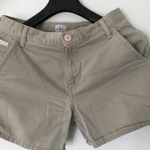Calvin Klein shorts i stl M - Calvin Klein jeans shorts i stl M. I bra skick 
