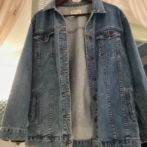 Jeansjacka pull&bear Strl M - Oversized jeansjacka från pull&bear storlek M. Ca 74cm långt och oanvänd !  Frakt tillkommer eller mötas i Linköping 🤩