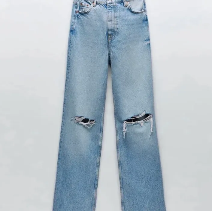 Säljer dessa fina jeans från zara då dem ej används, nästan helt nya och endast använda fåtal gånger, budgivning vid flera intresserade! Modellen är ZW PREMIUM FULL LENGTH JEANS| helt slutsålda på hemsidan. Jag är 175 och de är långa och passar längre, inte exakt likadana som första bilden men väldigt lika. Jeans & Byxor.