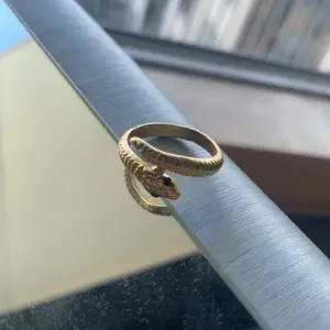 Ass snygg guld orm ring som tyvärr inte kommer till andvändning. Köptes för 320 kr här på plick men säljer den för 90 kr