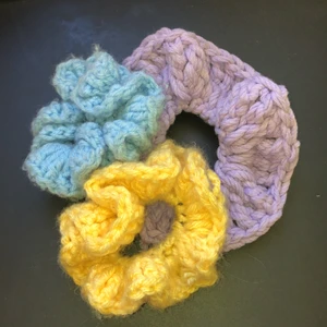 Scrunshies - Virkade scrunshies, aldrig använda. Säljer för att jag tycker det är kul att göra:)