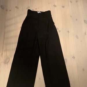 Svarta kostymbyxor från & other stories  - Svarta, skitsnygga kostymbyxor från & other stories som tyvärr blivit för små för mig. Storlek 34, (liten i midjan).  Säljes för 200 kr+ frakt, ordinarie pris var 790 kr. 