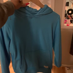 Turkos hoodie - Fin turkos hoodie som inte kommer till så mkt användning, strl s/xs
