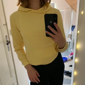 Gul hoodie - Gul hoodie från Cubus. Säljer pga att den är för liten. Super snygg och super skön. Passar en xs skulle jag säga men storleken är 158-164 barnsorlek. Inga fläckar eller hål. Kan tänka mig att gå ner i pris. 