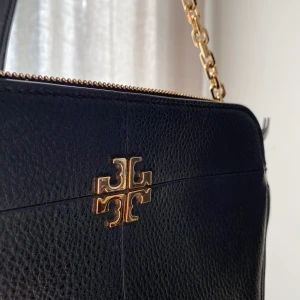 Tory burch väska  - En Tory burch väska i bra skick och passformen är perfekt, priset kan diskuteras, fri frakt 