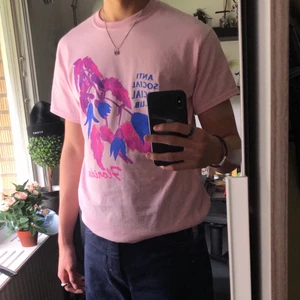 Anti Social Social Club Rosa Florida T-shirt - Rosa Florida T-Shirt från ASSC Höst/Winter 2020 Collection💘. 100% äkta, kom privat för kvitto. Kondition 10/10 helt ny. Size Medium och true to size, sitter bra på mig som är 184cm. Frakt behandlas av köparen 🥰