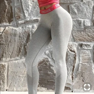 Gymshark träningstights/leggins  - Har köpt den begagnad men själv har jag inte använt den så mkt. den är lite sliten så be om bilder vid intresse. den är strl xs men passar mig som är s, den är väldigt stretchig så det beror på hur tight man vill ha den