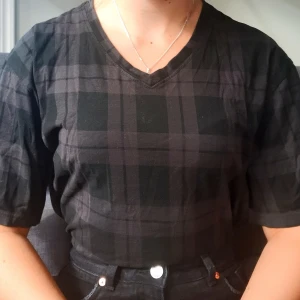 Storlek M svart, Rutig T-shirt  - T-shirt köpt på seconhand, skön och luftig vid armarna. Fint rutigt mönster:) + frakt 