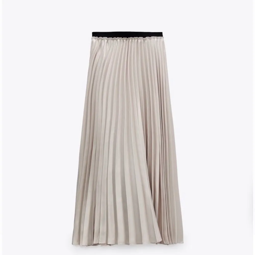 Säljer denna snygga kjol som blivit hängande i garderoben med tags/prislappen på ända sedan inköp. Den är beige-guldig i färgen och tyget är glansigt satin. Nypris 359 kr. Pris kan diskuteras!🌸✨. Kjolar.
