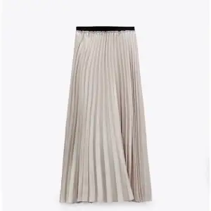 Säljer denna snygga kjol som blivit hängande i garderoben med tags/prislappen på ända sedan inköp. Den är beige-guldig i färgen och tyget är glansigt satin. Nypris 359 kr. Pris kan diskuteras!🌸✨