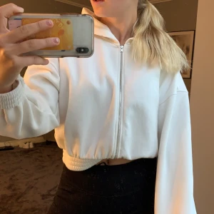 Hoodie - Vit lite kortsre hoodie från Gina i storlek S, knappt använd 100 kr + frakt 