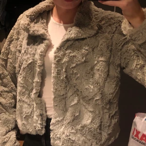 Pälsjacka stl S-L🦋 - Säljer Min pälsjacka från vero Moda💙 stl L men jag är en S och tycker den sitter perfekt, passar alla storlekar beroende på hur man vill att den skall sitta🦋 sparsamt använd. Köparen står för frakt