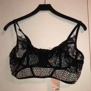 Missguided Bralette - Helt oanvänd bralette som är ett ångrat köp. Även denna i sin originalpåse. Väldigt fin och detaljrik med spets som även går nedanför kuporna. Strl 42, men ser relativt liten ut i kuporna. Nypris 250