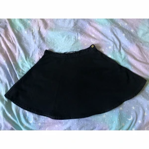 Svart jeanskjol - Svart, högmidjad cirkelskuren jeanskjol från american apparel! Använt men mycket fint skick och så är den himla skön med. 🎀