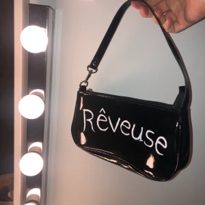 Väska - Svart axelväska i lack som jag har skrivit på själv, kommer inte till användning hos mig då jag har väldigt många väskor❤️ buda i kommentarerna💕 