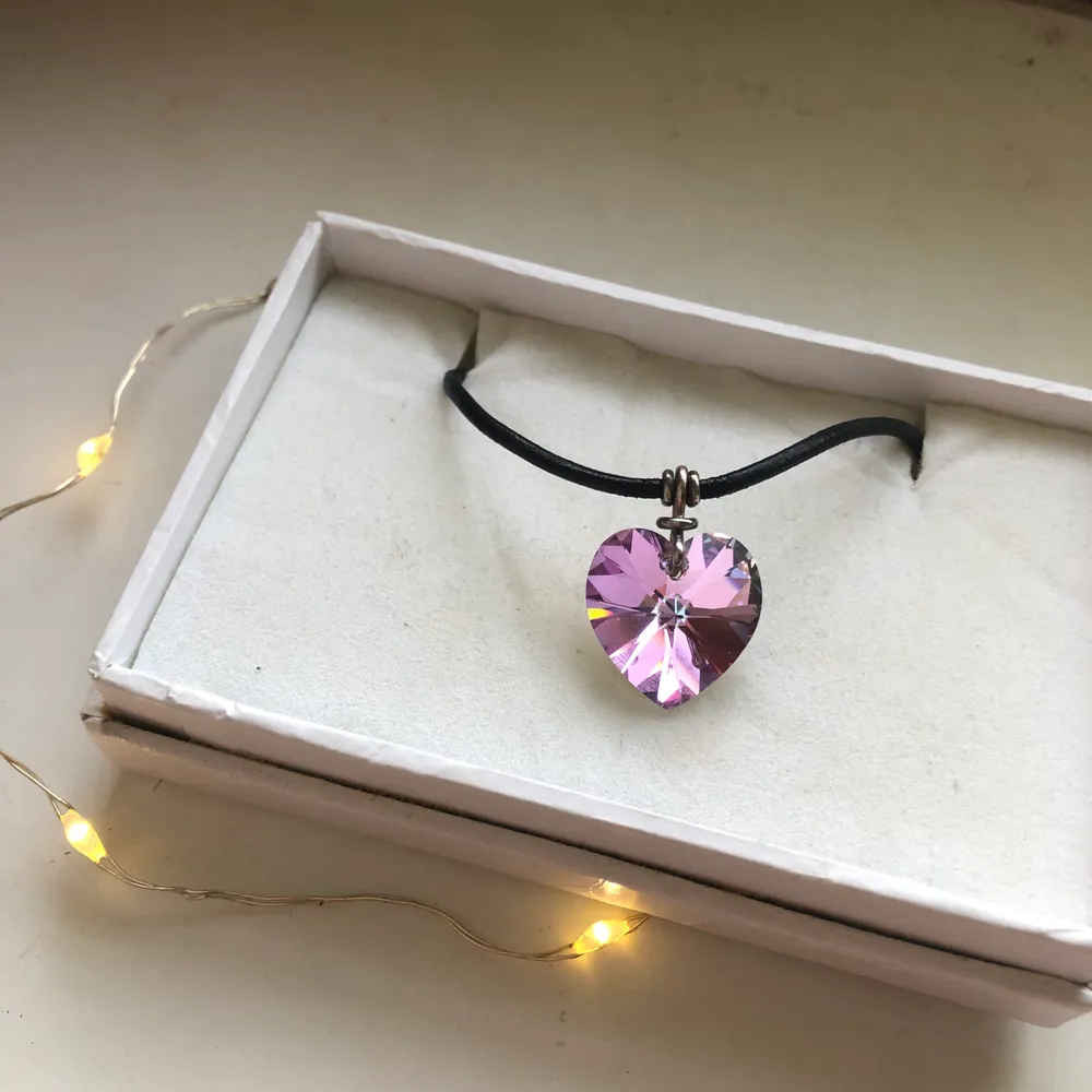 Ett coolt halsband med svart band och ett hjärta i glittrande lila mm 💜💜 frakt tillkommer . Accessoarer.