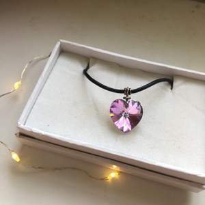 Ett coolt halsband med svart band och ett hjärta i glittrande lila mm 💜💜 frakt tillkommer 