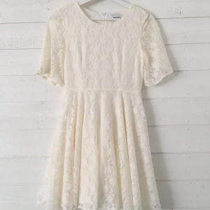 Kräm-vit klänning i storlek xs från monki - Köpte denna klänning till en skolavslutning för ca 2 år sedan. Den har bara kommit till användning en gång. Den är från monki och är i storlek xs. Hör gärna av er vid intresse💗