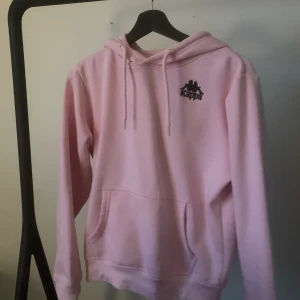 hoodie från kappa - rosa hoodie i fint skick! 💜