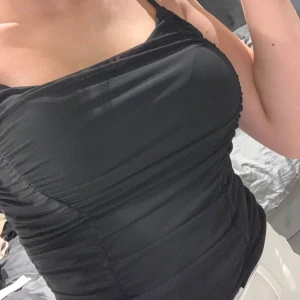 Linne  - Body från bikbok aldrig använd,”nät” över ryggen och fina sydda detaljer på framsidan,storlek s men är ganska liten i sig, men tyget går att töja ut otroligt mycket❤️