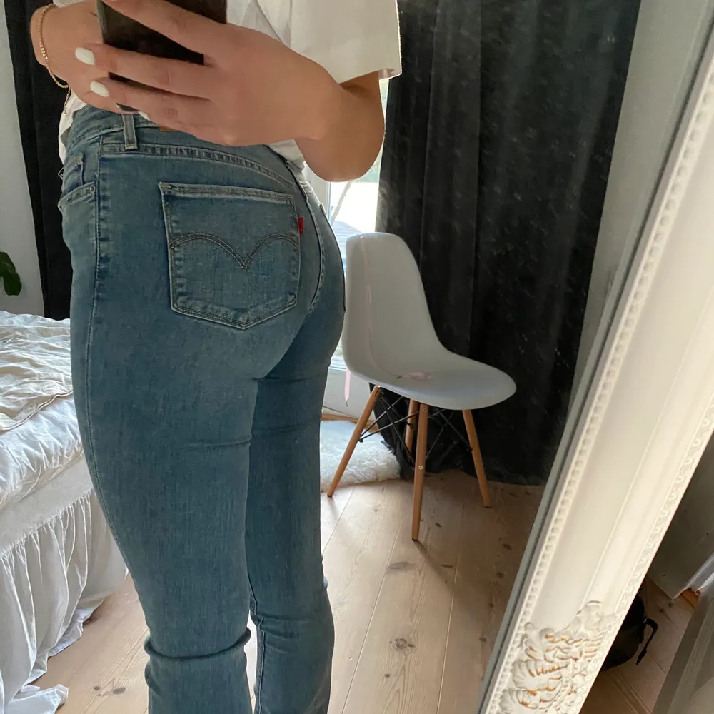 Ett par butcut/flaredjeans jeans från Levis. Fint skick, är 164 cm lång o de är perfekt långa på mig men passar även längre💜 storlek W27 L34. Jeans & Byxor.