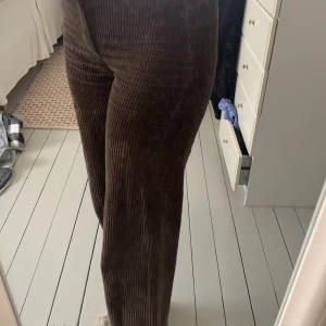 Mörkbruna manchesterbyxor  - Själv är jag 174 cm och dom är lite korta så passar nog bäst för den som är lite kortare! 