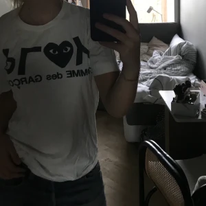 Vit play comme des Garcons t-shirt - En jätte fin play cdg tröja! De står att det är strl L men den är mer S skulle jag säga, jättefint skick använd ett fåtal gånger. Nypris 950kr