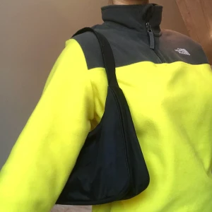 Shoulder bag - Stilren svart shoulder bag som passar till allt!