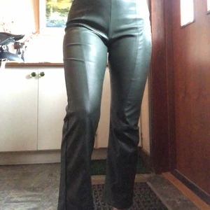 Pu byxor  - Fake läder byxor från ginatricot. Det är en fin mörkgrön färg och bra kvalite. Säljer för 150kr men kan tänka mig att gå ner i pris. Storlek xs men passar mig som har S på byxor