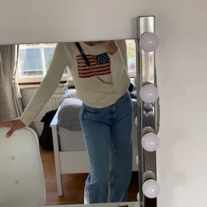 RL tröja - Säljer min Ralph Lauren, stickad använd ca 3 gånger och är i nyskick! Passar till de mesta ! Liten i storleken, barnstorlek XL är som en s/m. Frakt ingår inte ❤️ ny pris 700kr