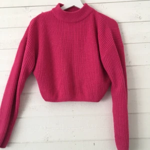 Rosa stickad tröja - En croppad stickad tröja från hm, märket divided. Storlek S. Tröjan är i ett bra skick. Köparen står för frakten, hör av dig om du vill ha fler bilder💗