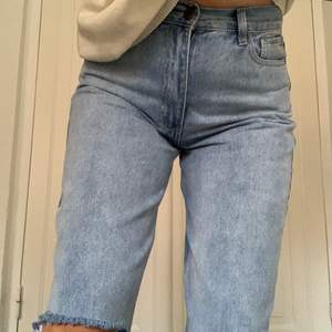 Super coola jeans från BooHoo. Stolek 38💓 buda i kommentarerna från 200kr frakt tillkommer!💓