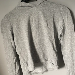 Grå, tunn huvtröja - En grå väldigt tunn huvtröja. Använd ett par gånger men såklart tvätta från senaste användning. Säljs pga att den inte passar mig längre. Leverans kan fungera men isåfall inklusive frakt. 