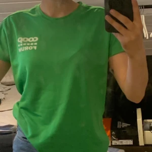 Coop tröja 💚 - Coop t-shirt i storlek 38/ M 💚 Bra skick, skadorna som ev syns på bilderna är på spegeln och inte tröjan😅 Hör av dig om du vill ha bättre bilder Hahah:) 