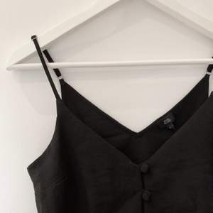 Oanvänt svart linne från River Island i storlek S.✨ köparen står för eventuell frakt.☺️