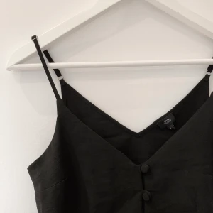 Linne RIVER ISLAND - Oanvänt svart linne från River Island i storlek S.✨ köparen står för eventuell frakt.☺️