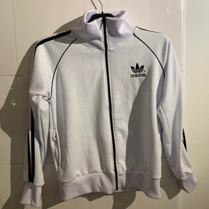 Adidas tröja i storlek S. - Skön och snygg passform. Knappt använd så i bra skick. 100 kr med inkluderad frakt.
